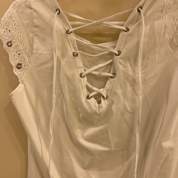 Crisp white T with laces in the back - Picture 3 of 7